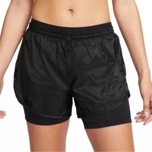 Nike Icon Clash Tempo Luxe
Women's Mid-Rise Running Shorts | Size S
